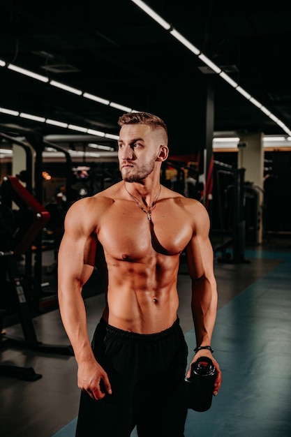 Beaux hommes musclés posant et fléchissant les muscles