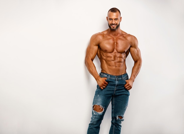 Photo beaux hommes torse nu en jeans