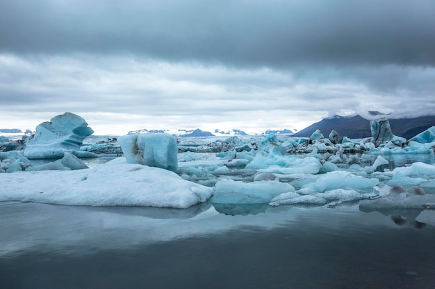 Beaux icebergs sur le lac de glace de Jokulsarlon dans le cercle d'or du sud de l'Islande par un froid matin d'août