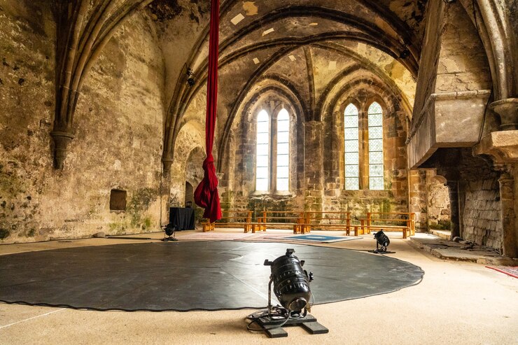 Photo beaux intérieurs avec spectacle d'accordéon en tissu à l'abbaye de beauport dans le village de paimpol, département des côtes-d'armor, bretagne française. la france