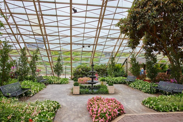 Beaux jardins botaniques avec plafond de verre et fontaine à plusieurs niveaux