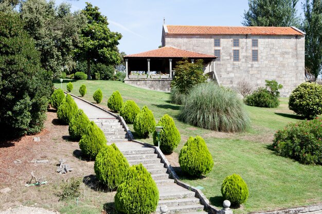 De beaux jardins à l&#39;extérieur d&#39;un hôtel