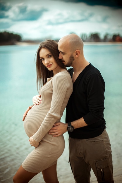 Beaux jeunes futurs parents