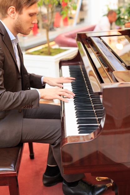 Beaux jeunes hommes jouant du piano