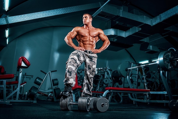 Photo beaux jeunes hommes musclés au gymnase