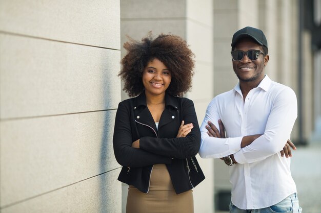 beaux jeunes hommes se serrant la main en été