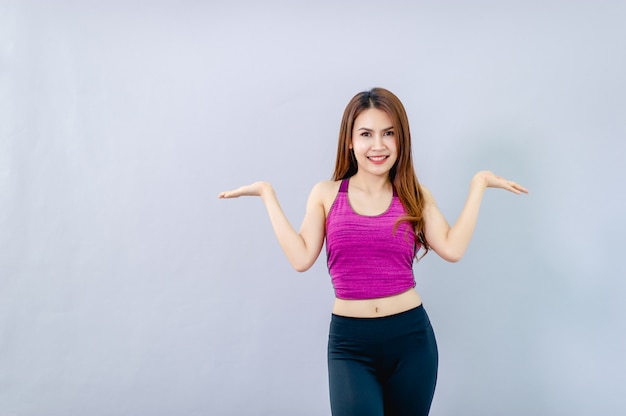 De beaux jeunes mannequins montrent des gestes et des sourires heureux. Concept de présentation à la main