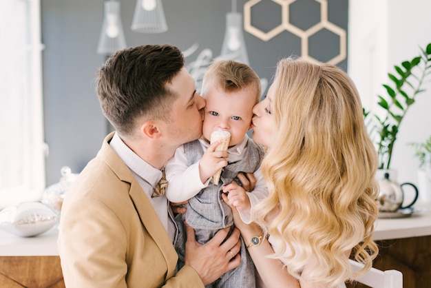 Beaux jeunes parents tenant leur bébé