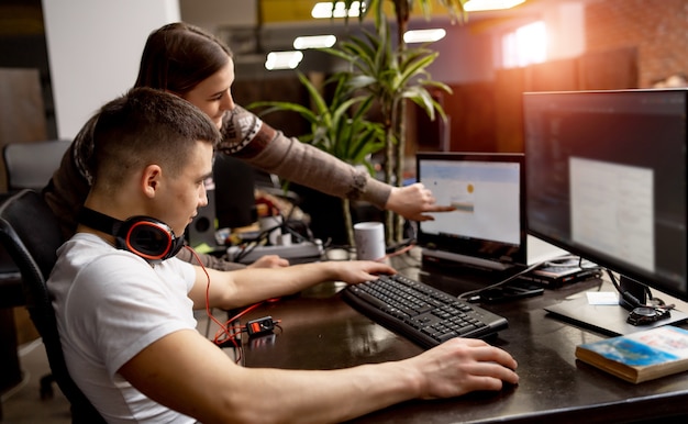 De beaux jeunes programmeurs travaillent au bureau.