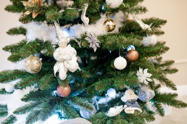 Beaux jouets accrochés à l'arbre de Noël