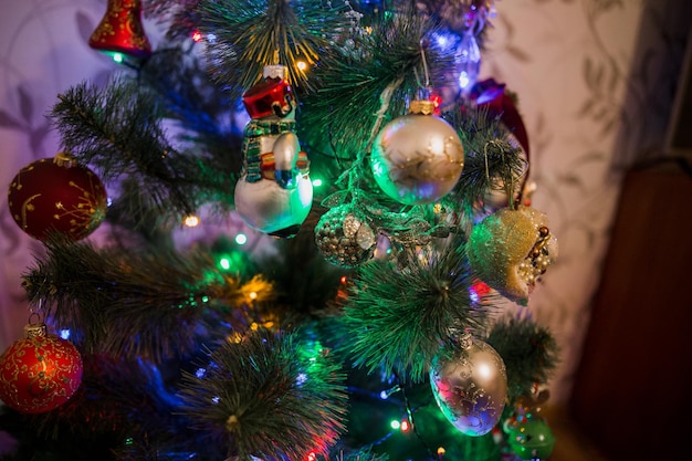 Beaux jouets sur le sapin de noël avec guirlande