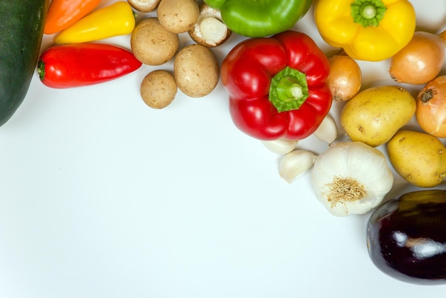 Photo beaux légumes juteux sur fond blanc, vue de dessus, flatley