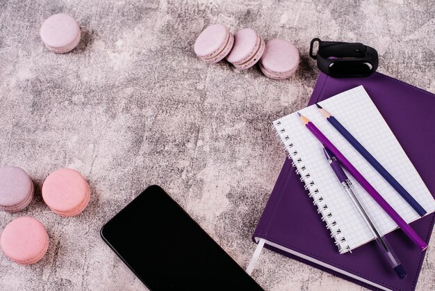 Photo de beaux macaroons roses et savoureux sur un fond en béton