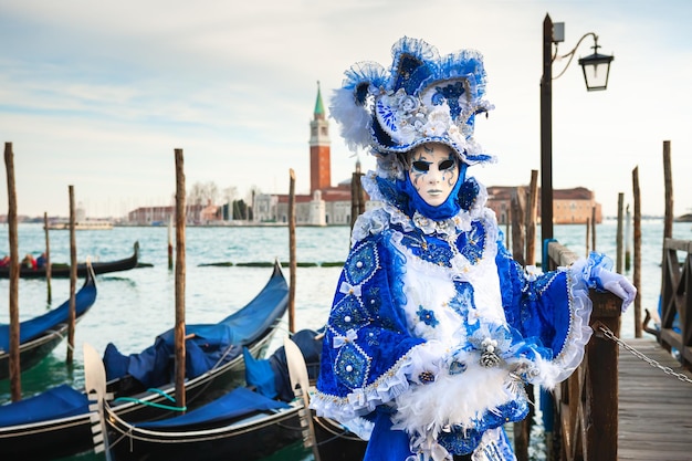 Beaux masques colorés au carnaval traditionnel de Venise à Venise Italie