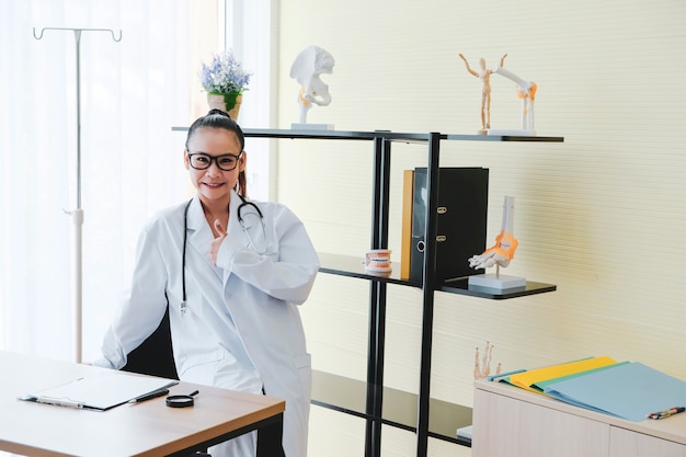 De beaux médecins se tiennent debout pour encourager les patients au bureau.