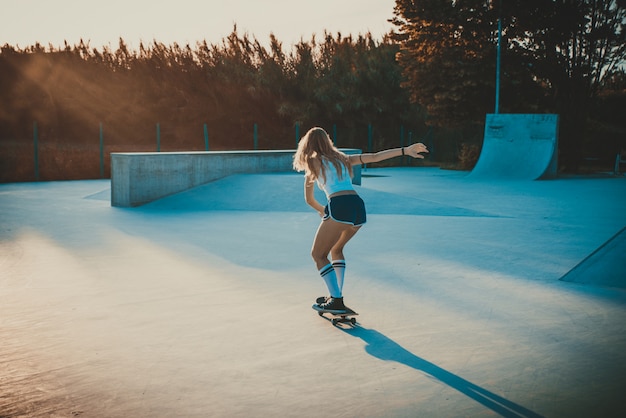 Beaux moments de style de vie fille patineuse dans un skatepark
