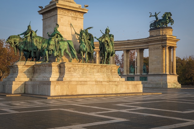 Beaux monuments sur la place des Héros à Budapest par une journée ensoleillée