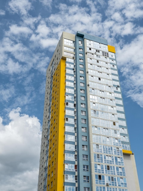 Beaux nouveaux bâtiments modernes. Mur coloré sur fond de ciel bleu. Construction moderne, nouveau quartier. Espace de copie, vue verticale.