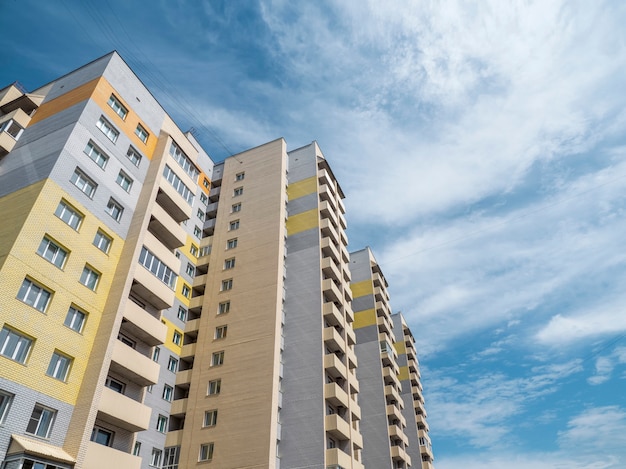 Beaux nouveaux bâtiments modernes. Mur coloré sur fond de ciel bleu. Espace de copie.