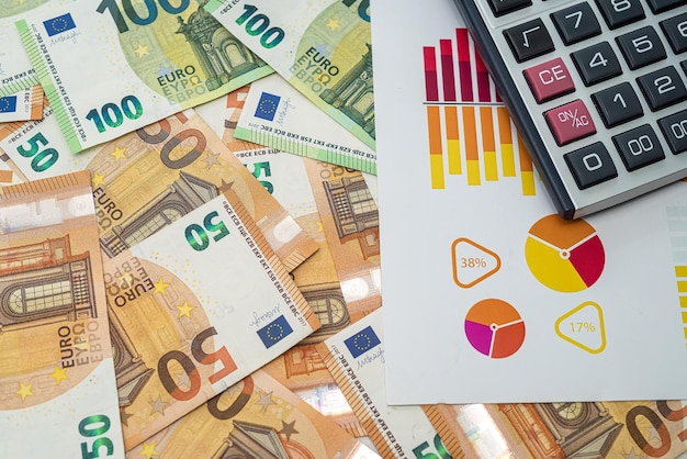 De beaux nouveaux graphiques de couleur avec une calculatrice noire se trouvent sur les nouveaux billets en euros