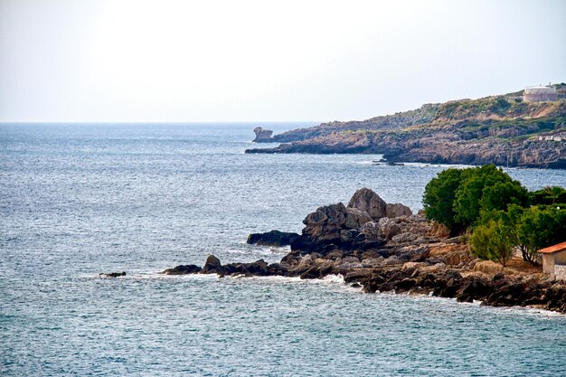 Beaux nuages abstraits au-dessus de l'eau