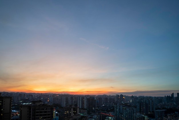 Beaux nuages au coucher du soleil en été