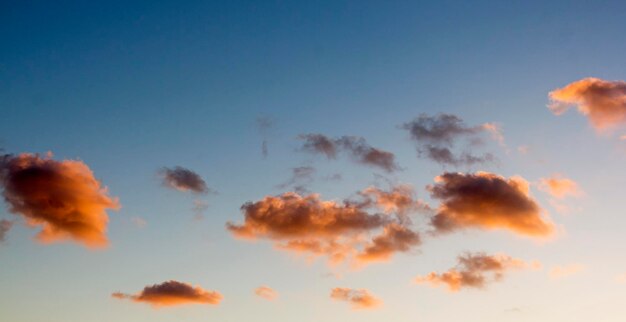 Beaux nuages au coucher du soleil