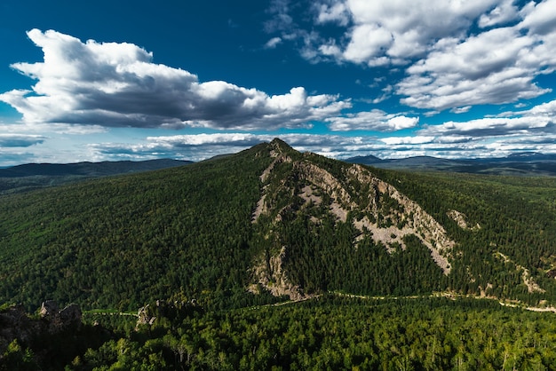 Beaux nuages au-dessus de la montagne verte. Montagne Maly Yamantau en Bachkirie, Russie. Une forêt verte sous un ciel bleu. Forêt, montagnes, ciel, nuages. Nature vierge. Protection de la nature. réserve