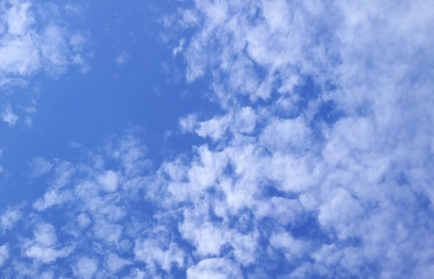 Beaux nuages blancs d'Altocumulus dispersés sur le ciel bleu lumineux