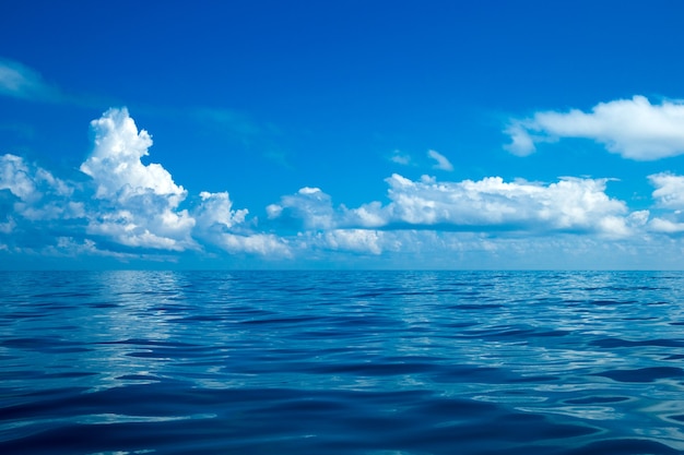 Photo beaux nuages blancs sur le ciel bleu au-dessus de la mer calme