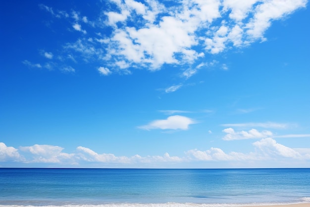 Photo beaux nuages blancs sur le ciel bleu et la mer ou l'océan