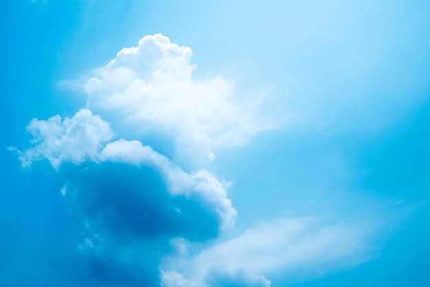 beaux nuages blancs sur le ciel bleu parfait pour le fond