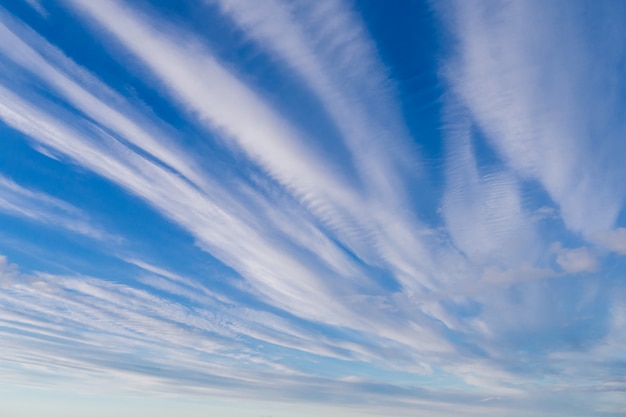 Beaux nuages blancs sur un ciel bleu