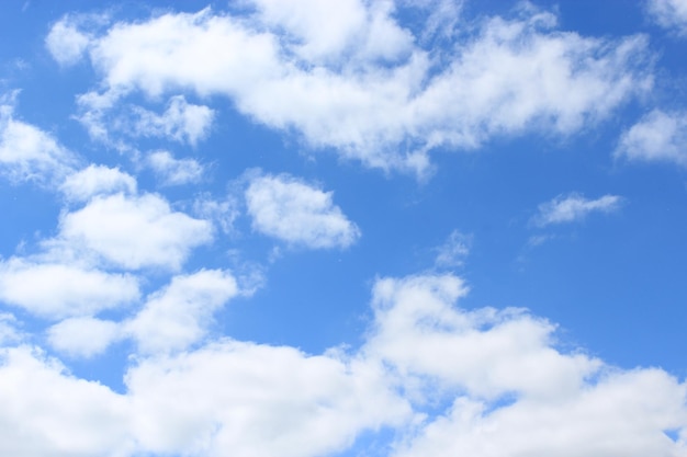 De beaux nuages blancs sur un ciel bleu