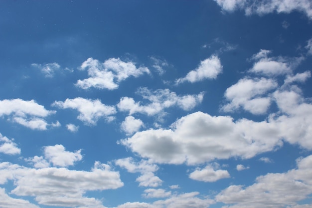 De beaux nuages blancs sur un ciel bleu