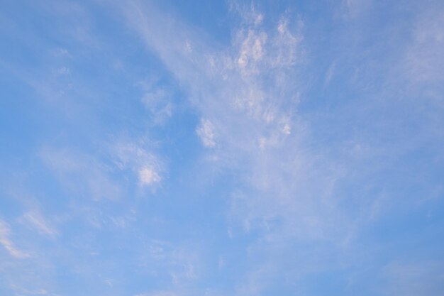 Beaux nuages blancs contre le ciel bleu