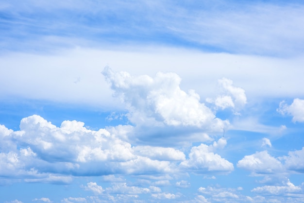 Beaux nuages blancs dans un ciel bleu vif.