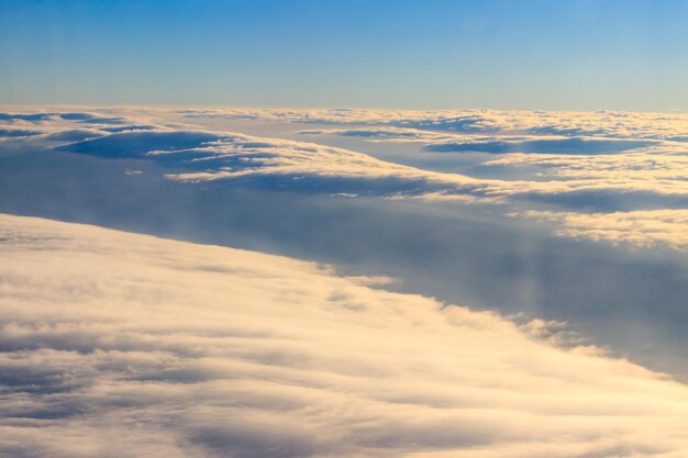 Beaux nuages blancs dans le ciel bleu Vue d'avion