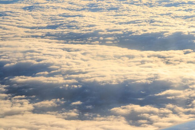 Beaux nuages blancs dans le ciel bleu Vue d'avion