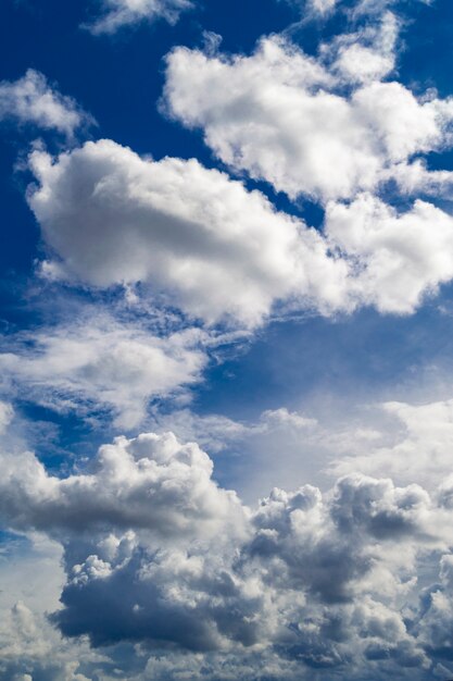 Beaux nuages blancs en demi-cercle contre le ciel bleu.