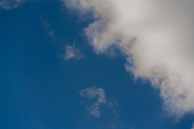 Beaux nuages blancs sur fond bleu vif