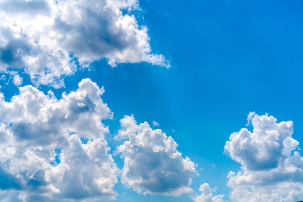 Beaux nuages blancs sur fond bleu vif