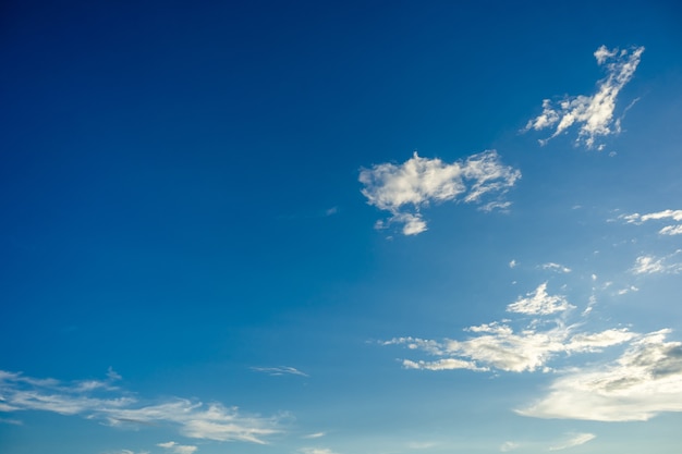 Beaux nuages ​​blancs sur fond de ciel bleu.