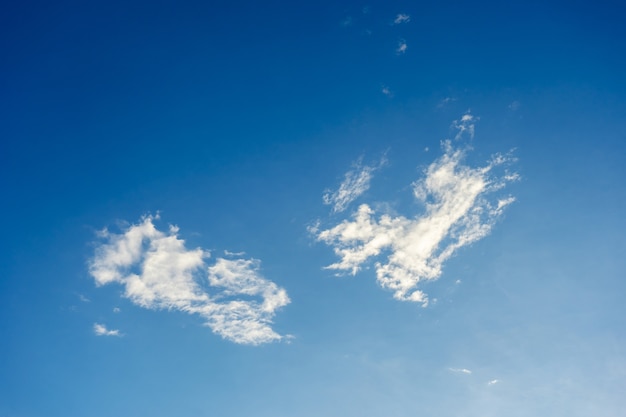 Beaux nuages ​​blancs sur fond de ciel bleu.