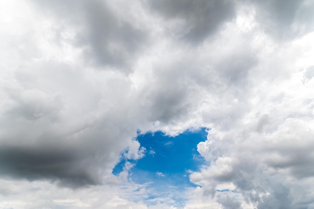 Beaux nuages blancs moelleux dans le ciel bleu Nature fond de nuages blancs avant de pleuvoir