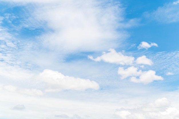 Beaux nuages blancs moelleux dans le ciel bleu Nature fond de nuages blancs en journée ensoleillée