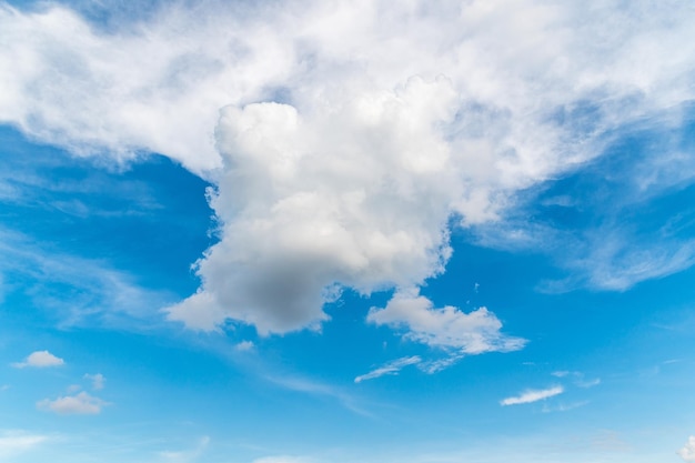 Beaux nuages blancs moelleux dans le ciel bleu Nature fond de nuages blancs en journée ensoleillée