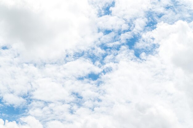 Beaux nuages blancs moelleux dans le ciel bleu Nature fond de nuages blancs en journée ensoleillée