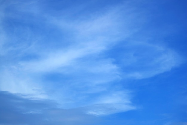 Beaux nuages blancs s'étendant sur un ciel bleu vibrant