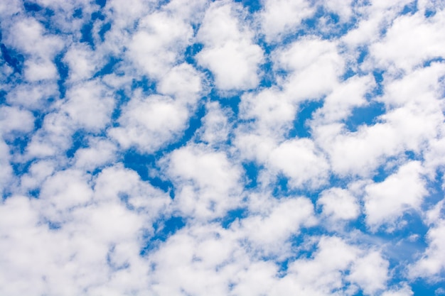 Photo de beaux nuages blancs